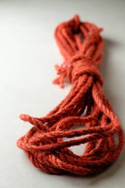 Zarif doğal kenevir ipi Shibari sanatı ve zanaatı için çok yönlüdür.