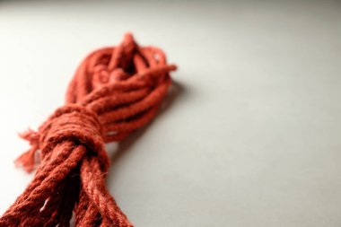 Japon esaretini geliştirmek ve kapalı alanda Shibari sanatını geliştirmek için doğal kenevir ipi.