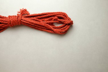 Yaratıcı kölelik sanatı için doğal jüt ipinin dokularını ve esnekliğini araştırıyoruz.