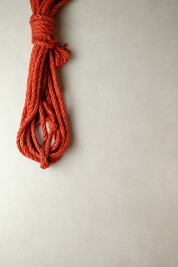 Yaratıcı kölelik sanatı için tarafsız bir zeminde doğal kenevir ipi.