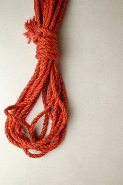 Büyüleyici kırmızı jüt ip Shibari ve sanatsal Japon köleliği için ideal.