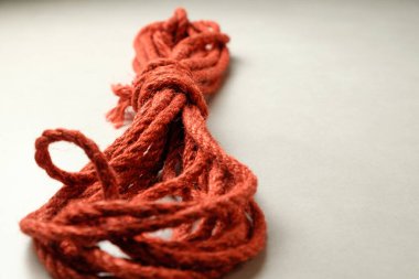 Japon kölelik sanatı ve şibari sanatı için doğal sarmalanmış halat.