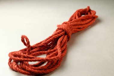 Yaratıcı Japon köleliği ve Shibari sanatının doğal halatı.