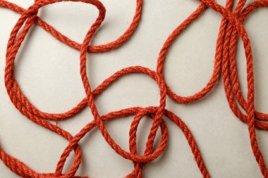 Sanatsal Shibari yaratımları için doğal jüt halatın karmaşık desenleri