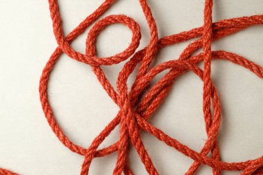 Japon kölelik sanatı için doğal jüt ipinin karmaşık desenlerini araştırıyorum.