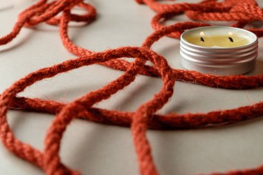 Shibari ve kölelikte sanatsal ifade için jute halat kullanılıyor.