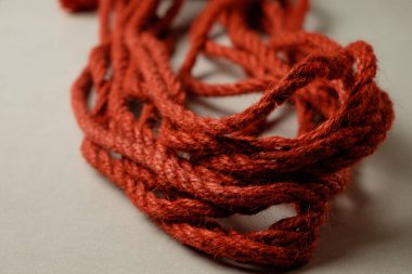 Japon esaretinde ve Shibari 'de doğal jüt ipin sanatını araştırıyorum.