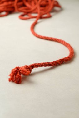 Shibari sanatı ve geleneksel Japon köleliği için doğal kenevir ipi sergileniyor.