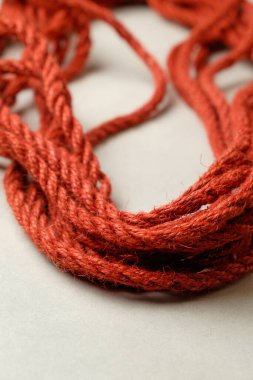 Gerçek Japon köleliği için Shibari 'yi doğal halatla keşfet.