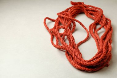 Karmaşık tasarımlar için doğal halatla Shibari sanatını araştırıyorum.