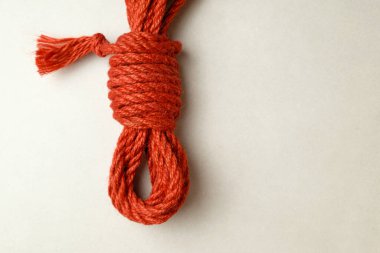 Shibari pratiği için doğal halatla karmaşık kölelik sanatı.