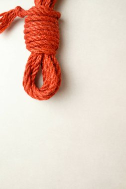 Özel Japon geleneklerinde Shibari uygulaması için doğal kenevir ipi.