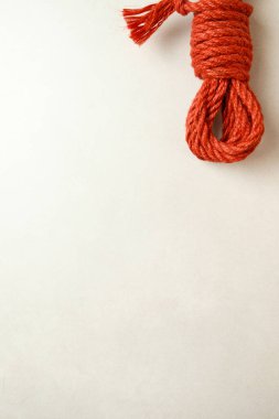 Doğal kenevir ipi Japon esaretinde ve Shibari sanatında güzel desenler yaratır.