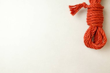 Japon köleliği ve Shibari için doğal kenevir ipinin sanatını araştırıyorum.