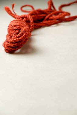 Japon köleliği ve Shibari uygulamaları için doğal sarmalanmış halat.