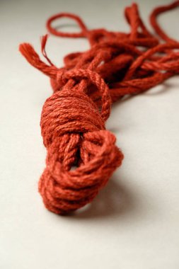 Japon köleliğinde ve Shibari 'de yaratıcı kullanım için doğal kenevir ipi.