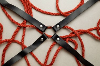 Sarmaş dolaş halat karmaşık tasarımlar yaratıyor, Shibari sanatını sergiliyor.