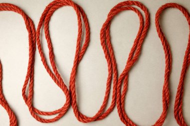 Japon kölelik sanatı için doğal halatla karmaşık desenler.