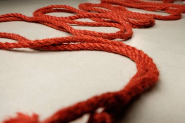 Doğal kenevir ipi zarif bir yüzey boyunca kıvrılarak shibari sanatı için