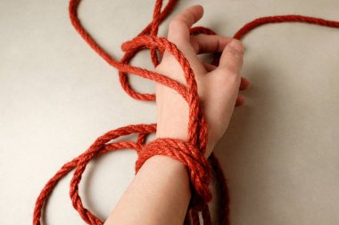 Japon shibari sanatı için doğal halatla karmaşık desenler.