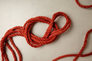 Eşsiz deneyimler için doğal halatla Shibari sanatını araştırıyorum.