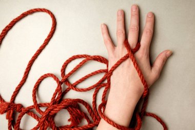 Shibari ve sanatsal esaret için doğal halatla yaratıcı düğüm.