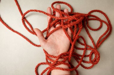 Japon esaret sanatında el ele dolanan jüt ip desenleri.