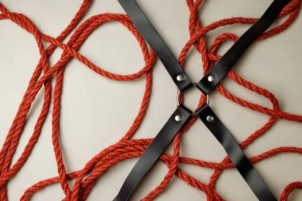 Shibari sanatını doğal halat ve deri aksanla keşfetmek.