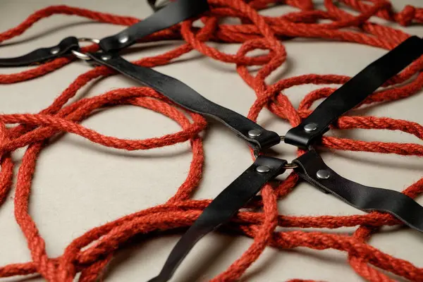 Shibari sanatında doğal jüt ipin karmaşıklığını araştırıyorum.