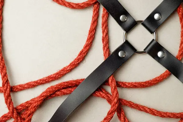 Şii sanatını icra etmek için doğal halatla karmaşık desenler.