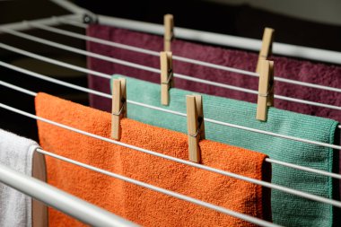 Güneşli bir öğleden sonra ahşap mandallarla el yapımı sıcaklık ve renk.