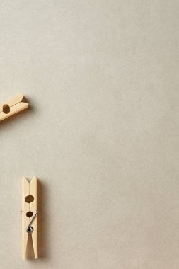 Hassas ahşap mandallar yumuşak, nötr bir zeminde duruyor.