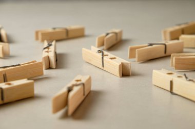 Ahşap mandallar bir yüzeye saçılmış, el işleri ve düzen için mükemmel.