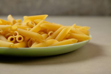 Taze pişmiş makarna, köy sofrasında eğlenmeye hazır.