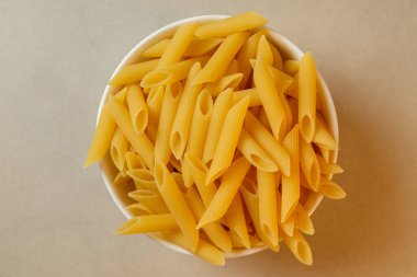 Mutfakta aşçılık maceraları için nefis pişmemiş makarna.