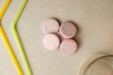 Ferahlatıcı haplar bir bardak suda erimeye hazır.