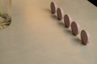 Düz bir yüzey üzerinde düzgün bir çizgide dizilmiş küçük dairesel nesneler