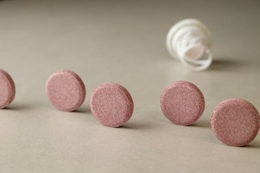 Renkli sağlık tabletleri sakin bir öğleden sonra ayarı içinde hizalandı.