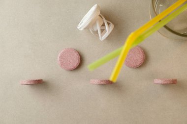 Asgari yüzey üzerinde renkli pipetlerin ve yuvarlak disklerin yaratıcı düzenlenmesi