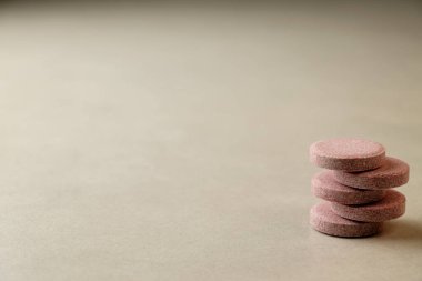 Tarafsız bir yüzeye zarif bir şekilde istiflenmiş renkli diyet takviyeleri