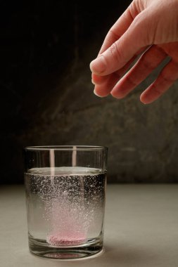 Bir tablet gibi kabarcıklar narin bir dokunuşla berrak suda çözünür.