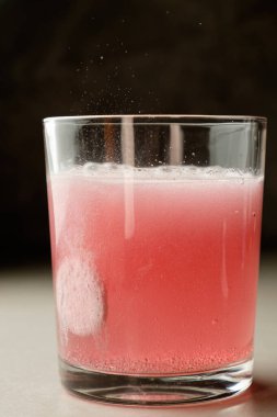 Şampanyalı pembe içecek Bir akşam yemeğinde tat alma tomurcukları