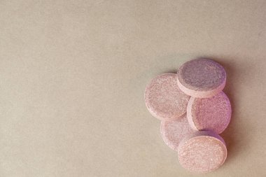 Sağlıklı olmak için yumuşak bir yüzeye yerleştirilmiş eşsiz pastel tabletler.