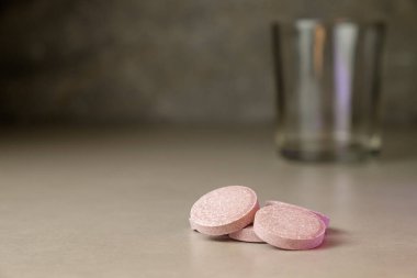 Tezgahta pembe tabletlerle, hayat dolu sağlık maddelerini keşfediyorum.