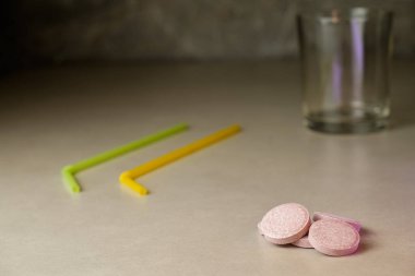 Renkli pipetler ve şekerler tezgahta eğlenceli bir ortam yaratır