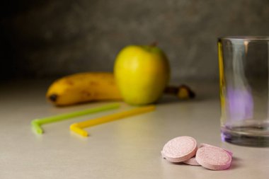 Renkli meyveler ve eğlenceli elementler neşeli bir mutfak ortamı yaratır.