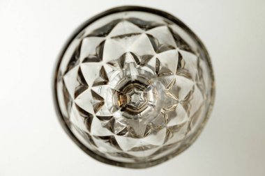 Zarif bir ekranda ışığı ve desenleri yansıtan karmaşık kristal camlar.