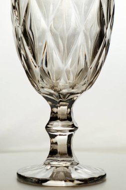 Zarif kristal cam yansıtıcı yüzeyde zarifçe duruyor.