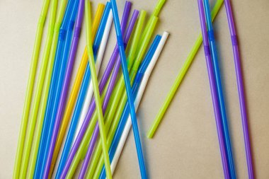 Renkli pipetler neşeli bir atmosfer için ışık yüzeyinde yaratıcı bir şekilde düzenlenmiştir.