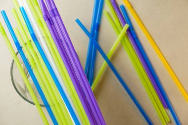 Renkli pipet koleksiyonu şenlikli bir içki sergisi için hazırlanıyor